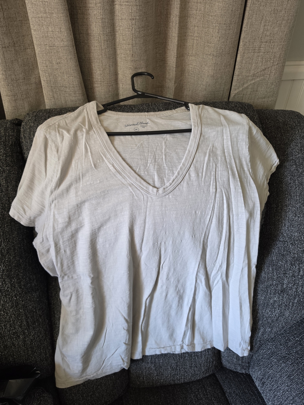 Universal Thread White V-Neck Short Sleeve Tee